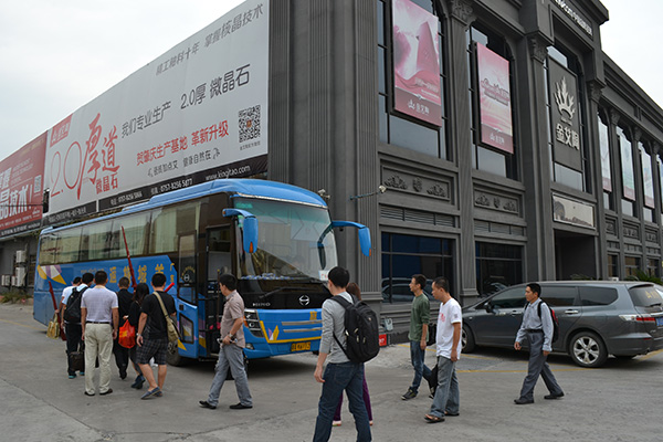 银河集团9873cm员工乘大巴出发前往清远