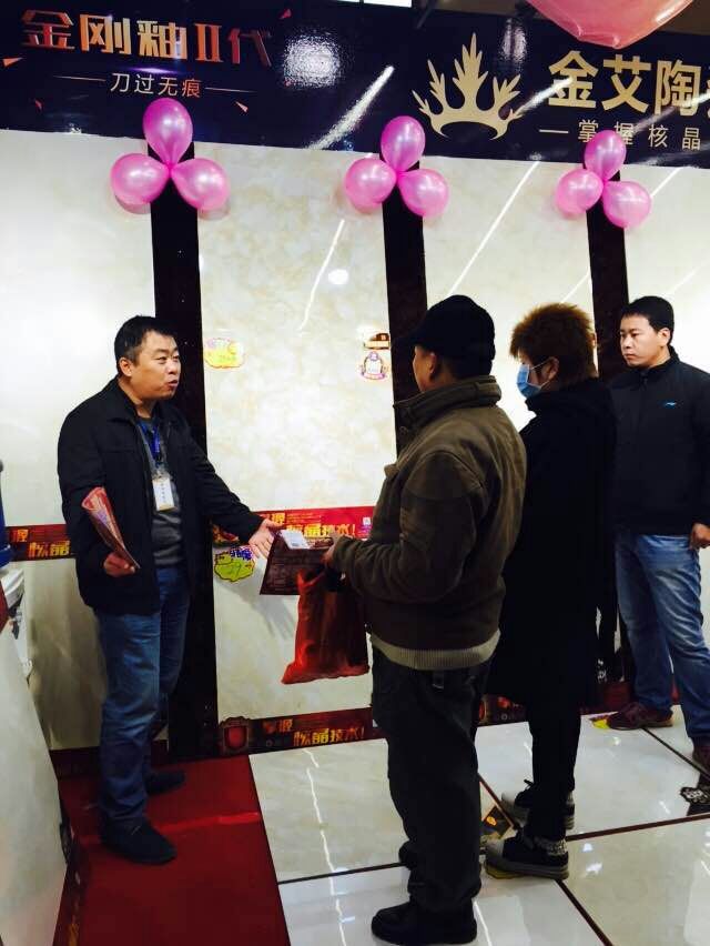 银河集团9873cm瓷砖事情职员向主顾介绍产品