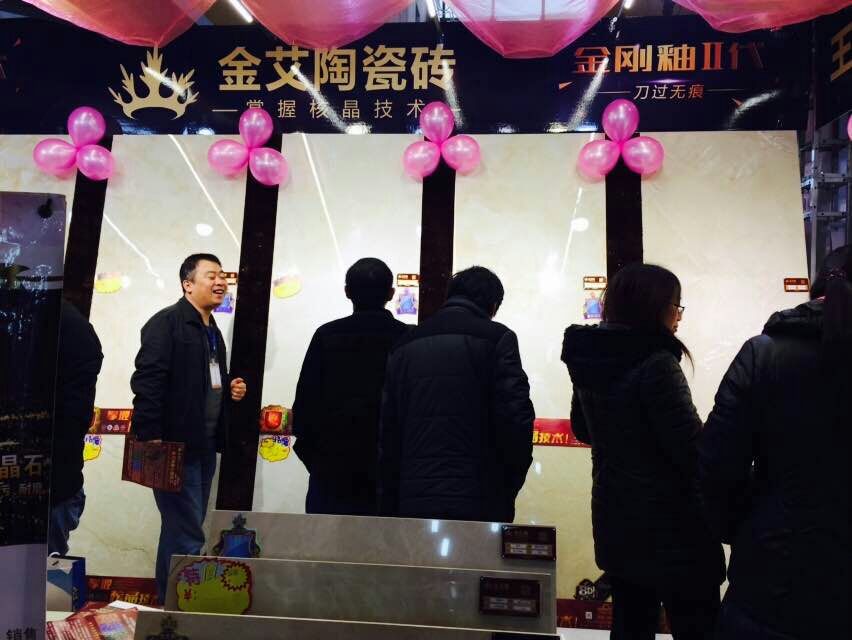 银河集团9873cm瓷砖事情职员与主顾攀谈