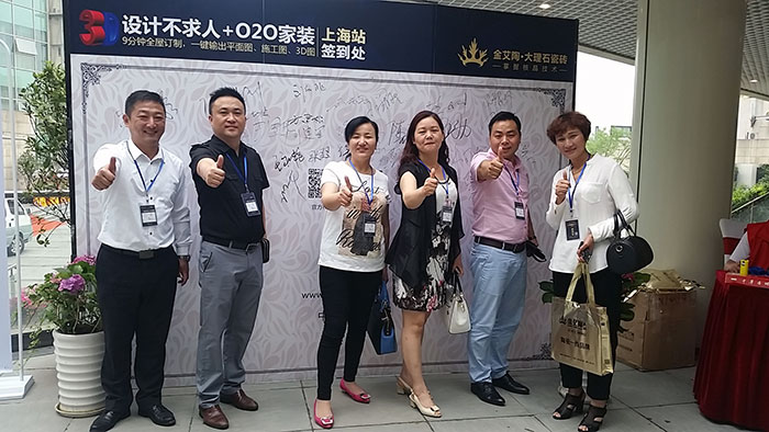 银河集团9873cm瓷砖品牌营销总司理罗胜先生与嘉宾合影